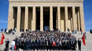 Anadolu Sigorta'nın 100. yılında Anıtkabir'e yapılan özel ziyareti keşfedin. Tarihi