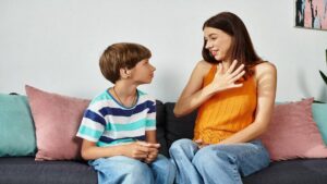 Çocuklarla etkili iletişim kurmanın yollarını keşfedin. Empati, aktif dinleme ve