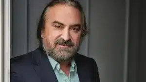 Ünlü sanatçı Volkan Konak, konser sırasında geçirdiği kalp krizi sonucu