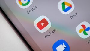 YouTube'un yeni bildirim özelliği ile kullanıcı deneyimini nasıl geliştirdiğini keşfedin.