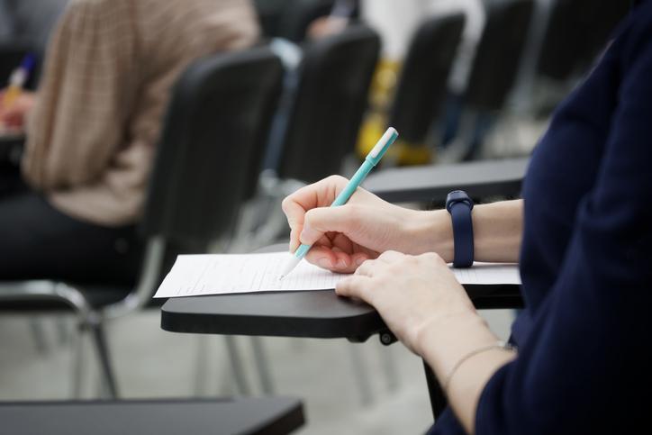<b>İOKBS Bursluluk Sınav Giriş Yerleri Belli Oldu mu?</b>“></p>
<p>Sınav giriş belgeleri, okul müdürlükleri tarafından elektronik ortamda alınacak, mühürlenip onaylandıktan sonra öğrencilere teslim edilecek veya sınav günü salonda hazır bulundurulacaktır.</p>                            <div class=