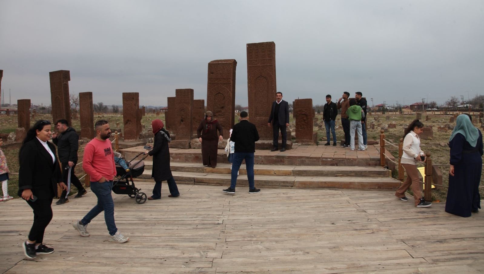 Ahlat Selçuklu Meydan Mezarlığı’nda Bayram Yoğunluğu