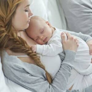 Bebeklerde kolik belirtileri ve etkili yönetim yöntemleri hakkında bilgi edinin.