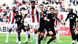 Çaykur Rizespor ve Sivasspor'un heyecan dolu karşılaşmasında ilk yarı sona