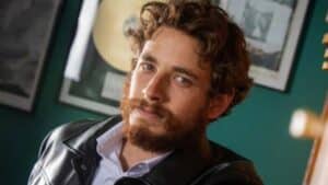 Cem Yiğit Üzümoğlu'nun hayatı, kariyeri ve başarıları hakkında detaylı bilgi