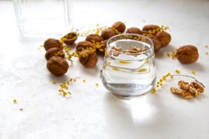 Ceviz suyunun sağlığınıza olan faydalarını keşfedin ve kolayca hazırlamak için