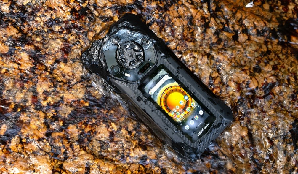 Çift ekranlı ve dayanıklı yapısıyla devrim niteliğindeki bu telefon, teknoloji