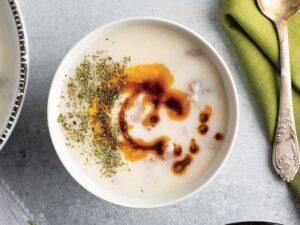 Düğün çorbası tarifiyle sofralarınıza lezzet katın. Kolay adımlarla hazırlayabileceğiniz bu