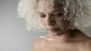 Erken menopozun nedenlerini ve belirtilerini keşfedin. Sağlığınızı etkileyen bu durumu