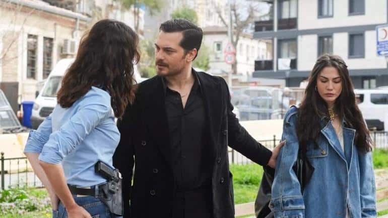 <b><i>Dizinin Yeni Bölümünde;</i></b>“></p>
<p>Gecenin sonunda Eşref ile sohbet eden Rüya, ona geçmişi hakkında sorular sordu. Aldığı yanıtlar Nisan’ı belli etmese de mutlu etmişti. Kadir’in planları istendiği yönde ilerlerken, Eşref’i saf dışı bırakmak için Yetimler’in arkasından iş çevirmeye kalkıştı ve geri dönüşü olmayan yollara girdi.</p>
<p><img decoding=