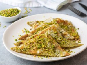 Fıstıklı katmer tarifi ile geleneksel lezzeti keşfedin. İnce hamur ve