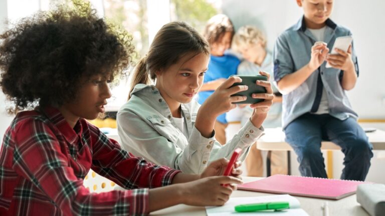 France Enforces Stricter Rules on Smartphone Usage in Schools