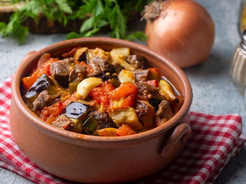 Lezzetli Güveçte Orman Kebabı Tarifi