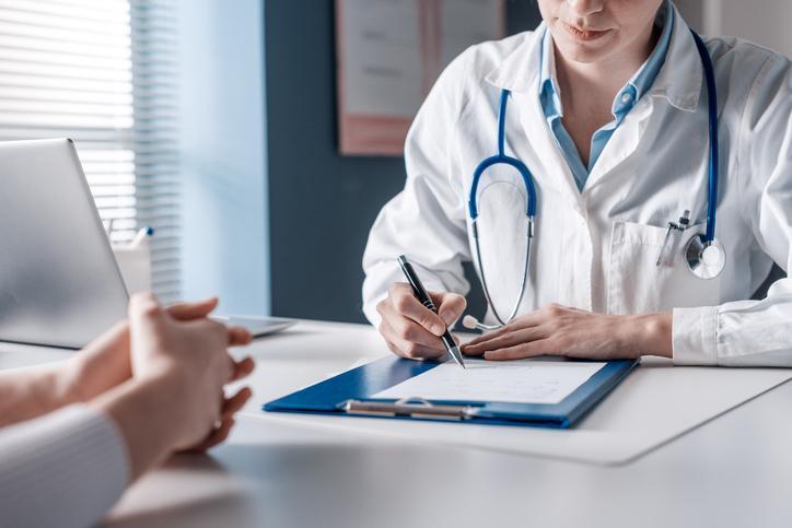 <u>Listeria Monocytogenes Nasıl Bulaşır?</u>“></p>
<p><strong>Anne-Bebek Geçişi:</strong> Hamile kadınlar, enfeksiyonu plasenta yoluyla veya doğum sırasında bebeklerine aktarabilirler. Bu durum, yenidoğanlarda ciddi sağlık sorunlarına yol açabilir.</p>                            <div class=