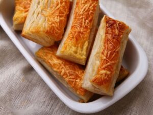 Lezzet dolu pırasalı milföy böreği tarifi ile sofralarınıza şıklık katın.