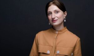 Nezaket Erden'in kariyer yolculuğunu ve İstanbul Ansiklopedisi dizisindeki rolünü keşfedin.