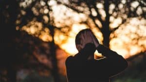 Rüyada ağlayan birini görmek, duygusal değişimlerin habercisi olabilir. Bu rüya,