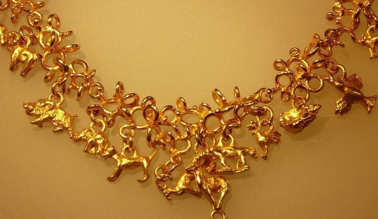 Rüyada altın kolye görmek, zenginlik ve refahın sembolü olabilir. Bu