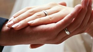 Rüyada altın yüzük görmek, zenginlik ve mutluluğun habercisi olarak yorumlanır.