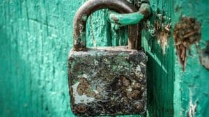 Rüyada anahtarla kapı açmak, yeni fırsatların kilidini açmak anlamına gelir.