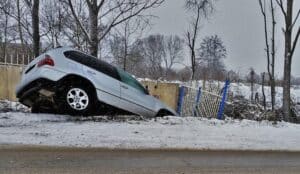 Rüyada arabayla kaza yapmak, kişinin yaşamında beklenmedik değişiklikleri simgeler. Rüyanın