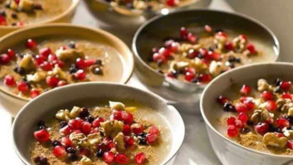 Rüyada aşure yemek, bolluk ve bereketin habercisi olarak yorumlanır. Rüyada