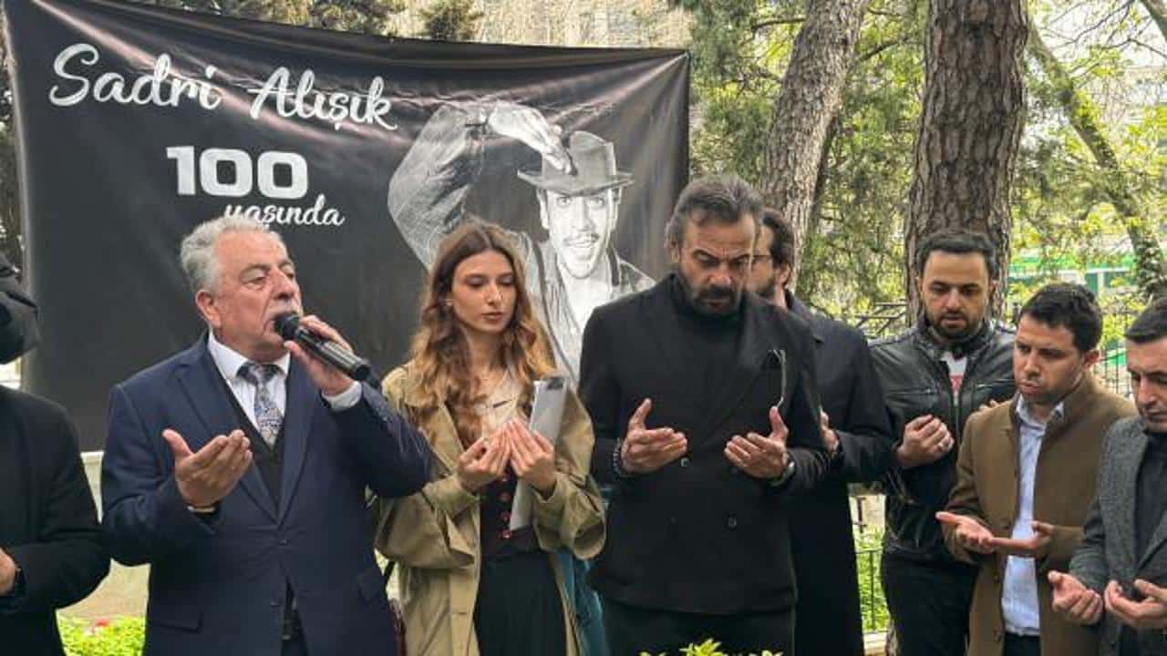 Sadrş Alışık’ın Mezarı Başında Unutulmaz Anma Töreni
