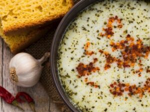 Lezzetli ve besleyici Sarımsaklı Yayla Çorbası Tarifi ile sofralarınızı şenlendirin!