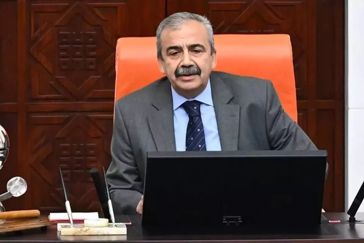 Sırrı Süreyya Önder'e geçmiş olsun dilekleri. Sağlık durumu ve destek