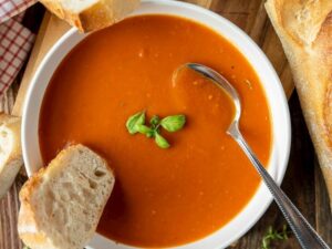 Lezzetli ve pratik sütsüz domates çorbası tarifiyle hafif ve sağlıklı
