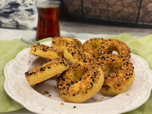 Tahinli Kandil Simidi tarifiyle, geleneksel lezzeti evinizde deneyin. Kolay adımlarla