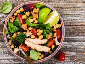 Tavuklu Nohut Salatası tarifi ile lezzetli ve besleyici bir öğün