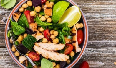 Tavuklu Nohut Salatası: Lezzetli ve Besleyici Bir Tarif
