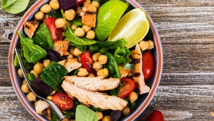 Tavuklu Nohut Salatası: Lezzetli ve Besleyici Bir Tarif
