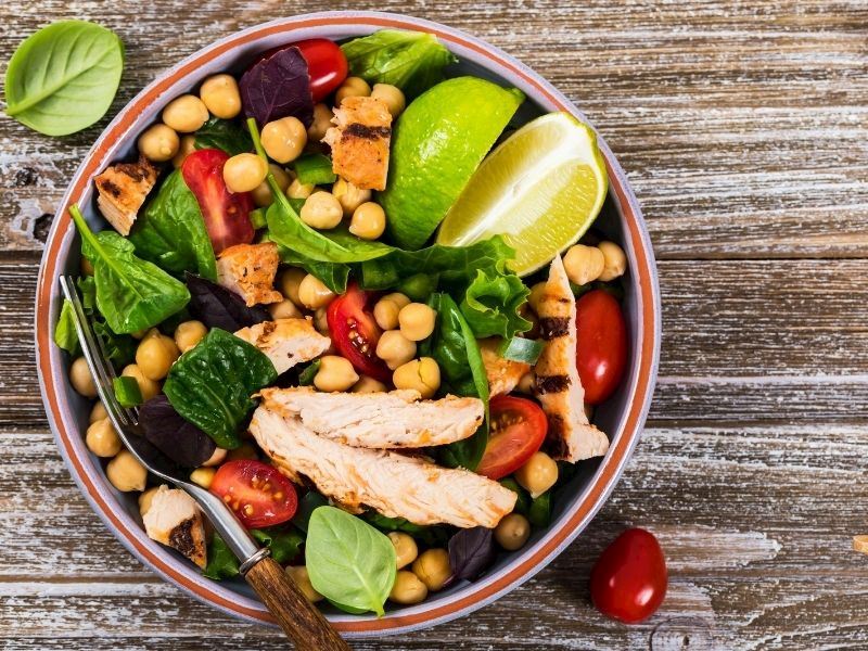 Tavuklu Nohut Salatası: Lezzetli ve Besleyici Bir Tarif