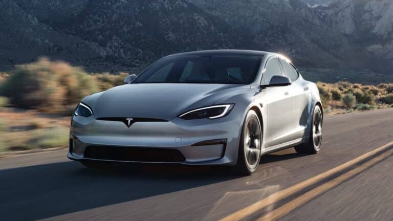 Tesla, Çin’de iki ithal modelin satışını durdurdu