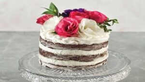 Discover expert techniques to achieve perfect cake slices every time.