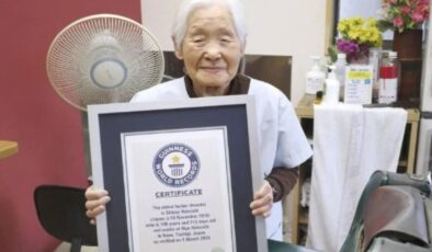World’s Oldest Working Female Barber: Hakoishi Shitsui