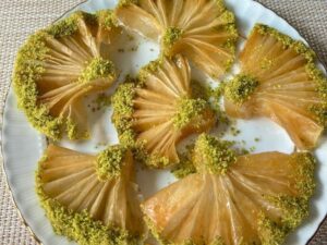 Lezzetli ve pratik Yelpaze Baklava tarifi ile sofralarınızı şenlendirin. Adım