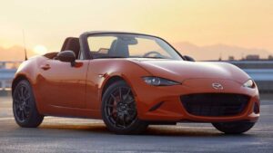 Yeni Mazda MX-5, daha güçlü performans sunan büyük motoruyla sürüş