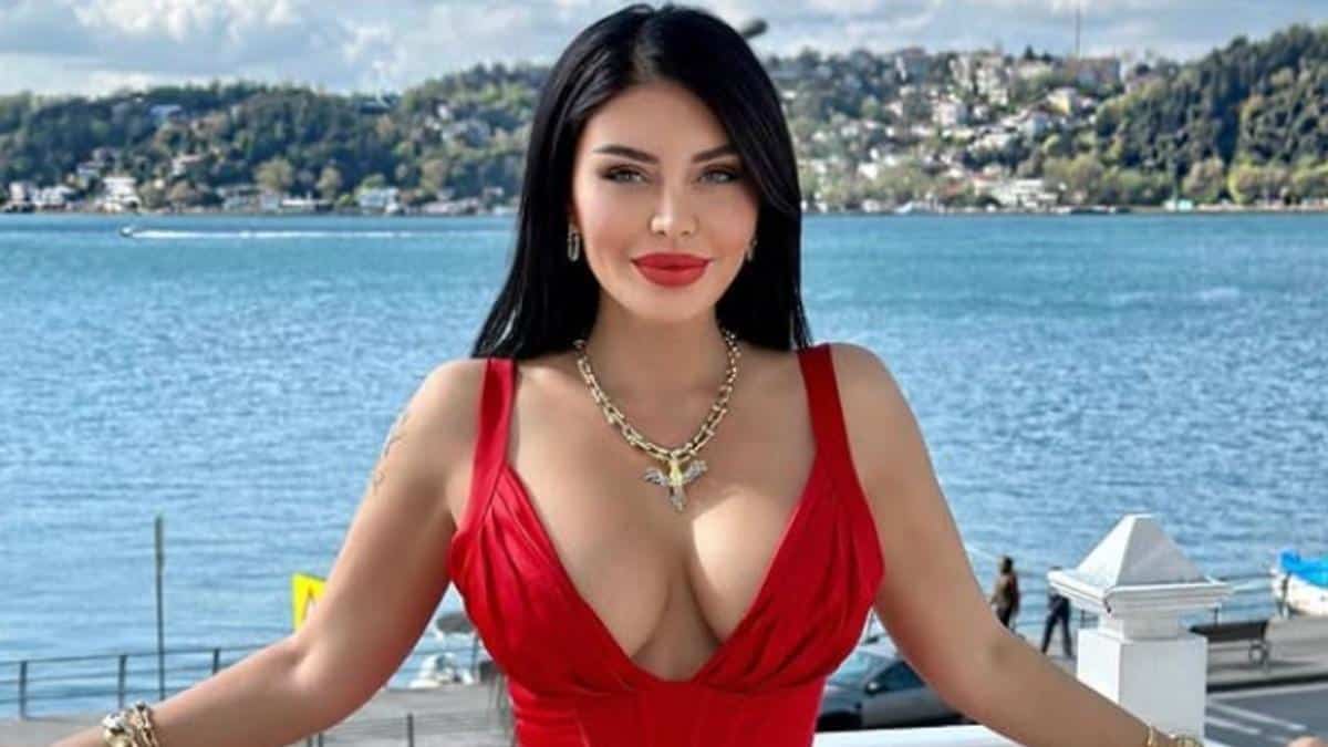 Ebru Polat, şarkıcılığa ara verip asıl mesleği olan avukatlığa geri