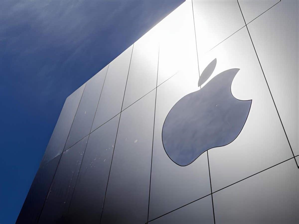 Apple Accelerates U.S. Investment Plans