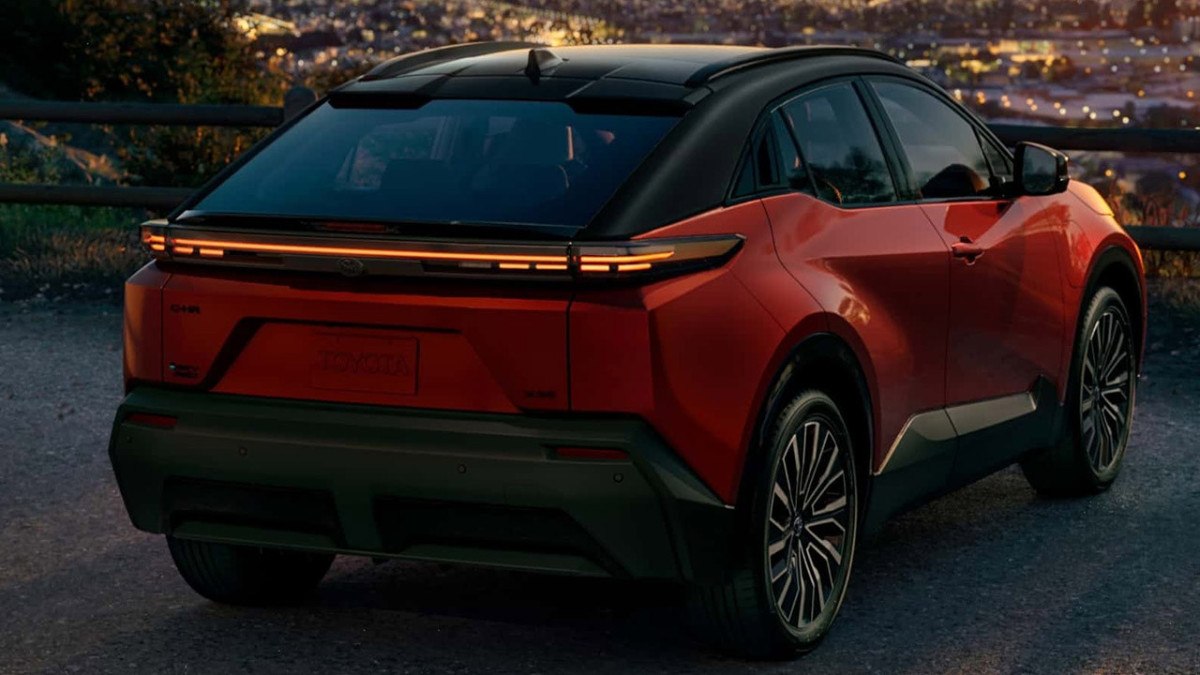 Toyota'nın Elektrikli C-HR Modeli Görücüye Çıktı
