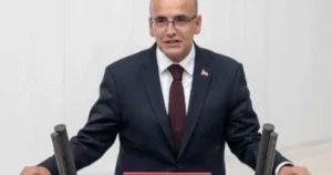 Bakan Şimşek, dış ticaretin mevcut durumunu ve gelecekteki etkilerini değerlendiriyor.