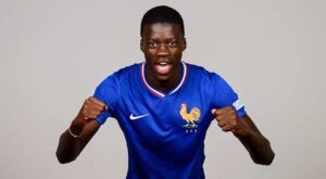 Chelsea signs Mamadou Sarr from Strasbourg, bolstering their defense with
