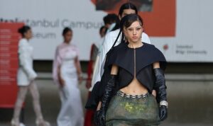 İstanbul Bilgi Üniversitesi Mezuniyet Defilesi'nde öğrencilerin yaratıcılıklarını ve modadaki yeteneklerini