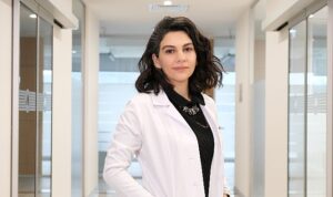 Kadınların yaşam evrelerinde karşılaştığı diş eti sorunlarını keşfedin ve sağlıklı