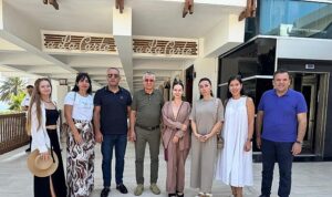 Kemer'de yabancı kadınlarla temizlik bilincini artıran etkinlikler ve işbirlikleri hakkında