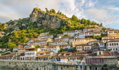 Arnavutluk Hakkında Bilgiler; Arnavutluk Bayrağı Anlamı, 2025 Nüfusu, Başkenti, Para Birimi Ve Saat Farkı