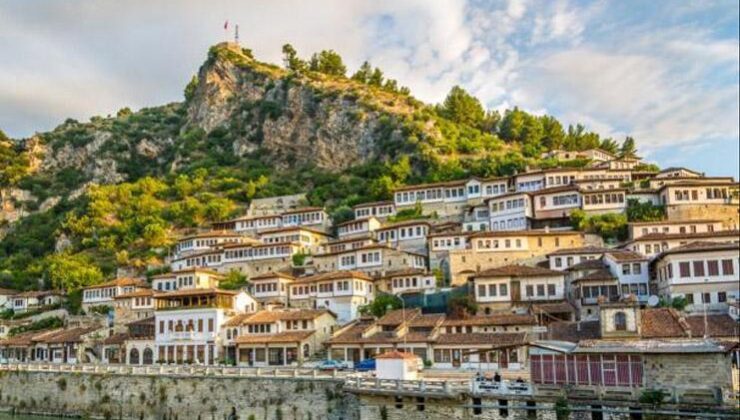 Arnavutluk Hakkında Bilgiler; Arnavutluk Bayrağı Anlamı, 2025 Nüfusu, Başkenti, Para Birimi Ve Saat Farkı